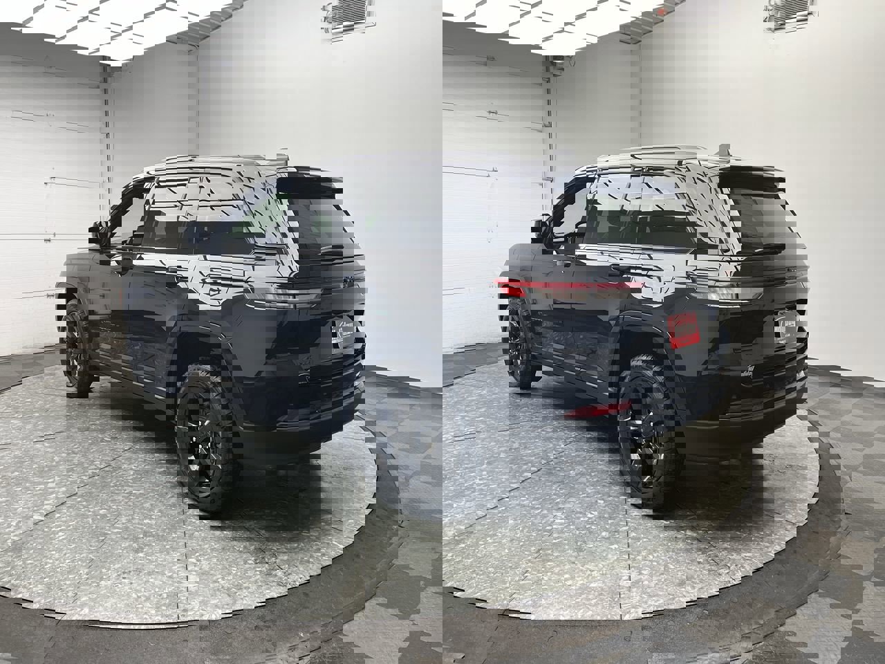 Used 2022 Jeep Grand Cherokee Altitude image 2