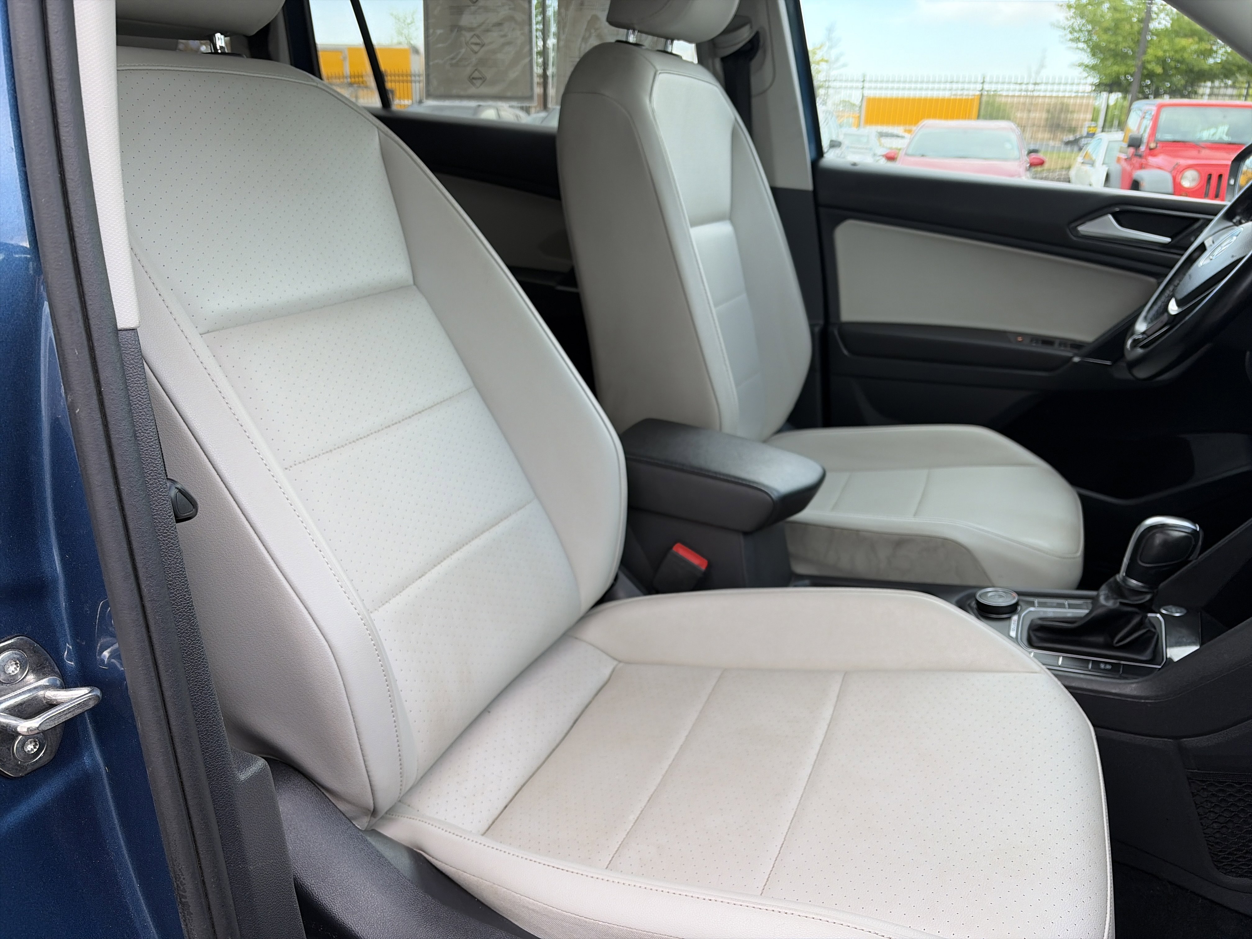 Used 2018 Volkswagen Tiguan SE w/ Panoramic Sunroof Package AWD/4WD image 26