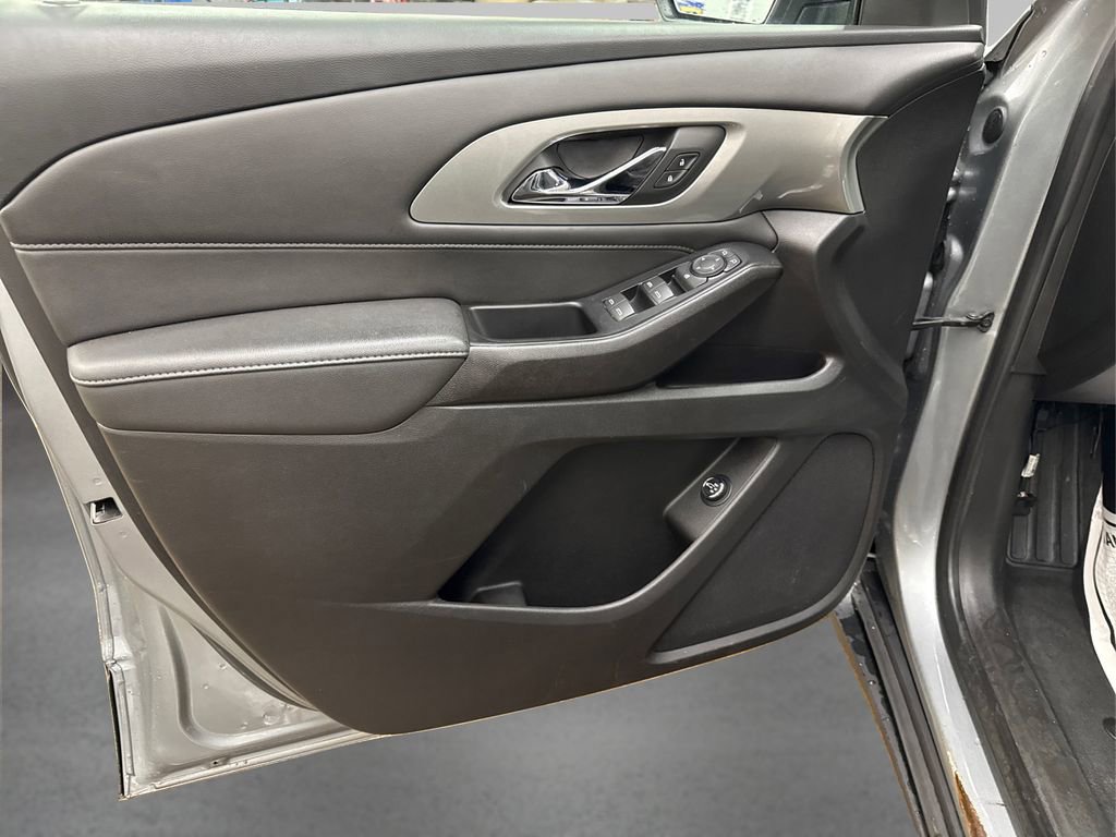 Used 2023 Chevrolet Traverse LT image 23
