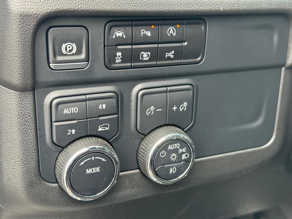 Used 2025 Chevrolet Suburban High Country AWD/4WD image 18