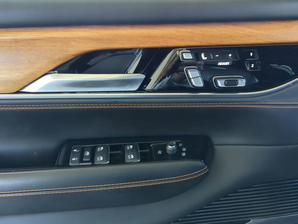 Used 2022 Jeep Grand Wagoneer Series III AWD/4WD image 14
