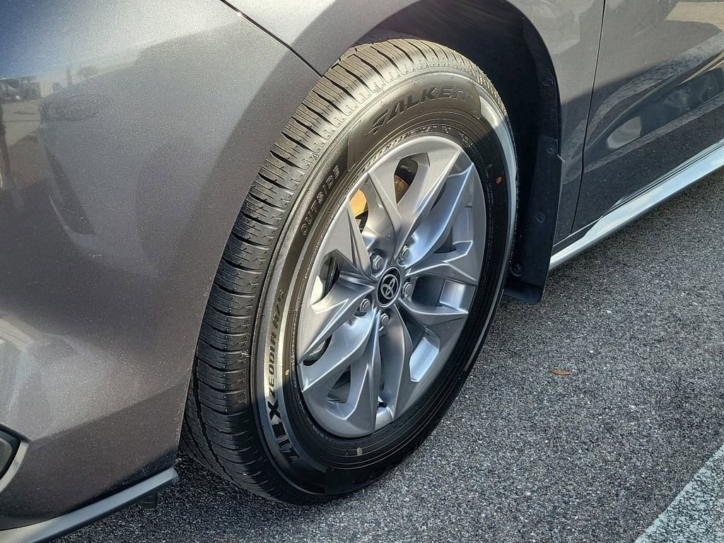 Used 2025 Toyota Sienna XLE image 5