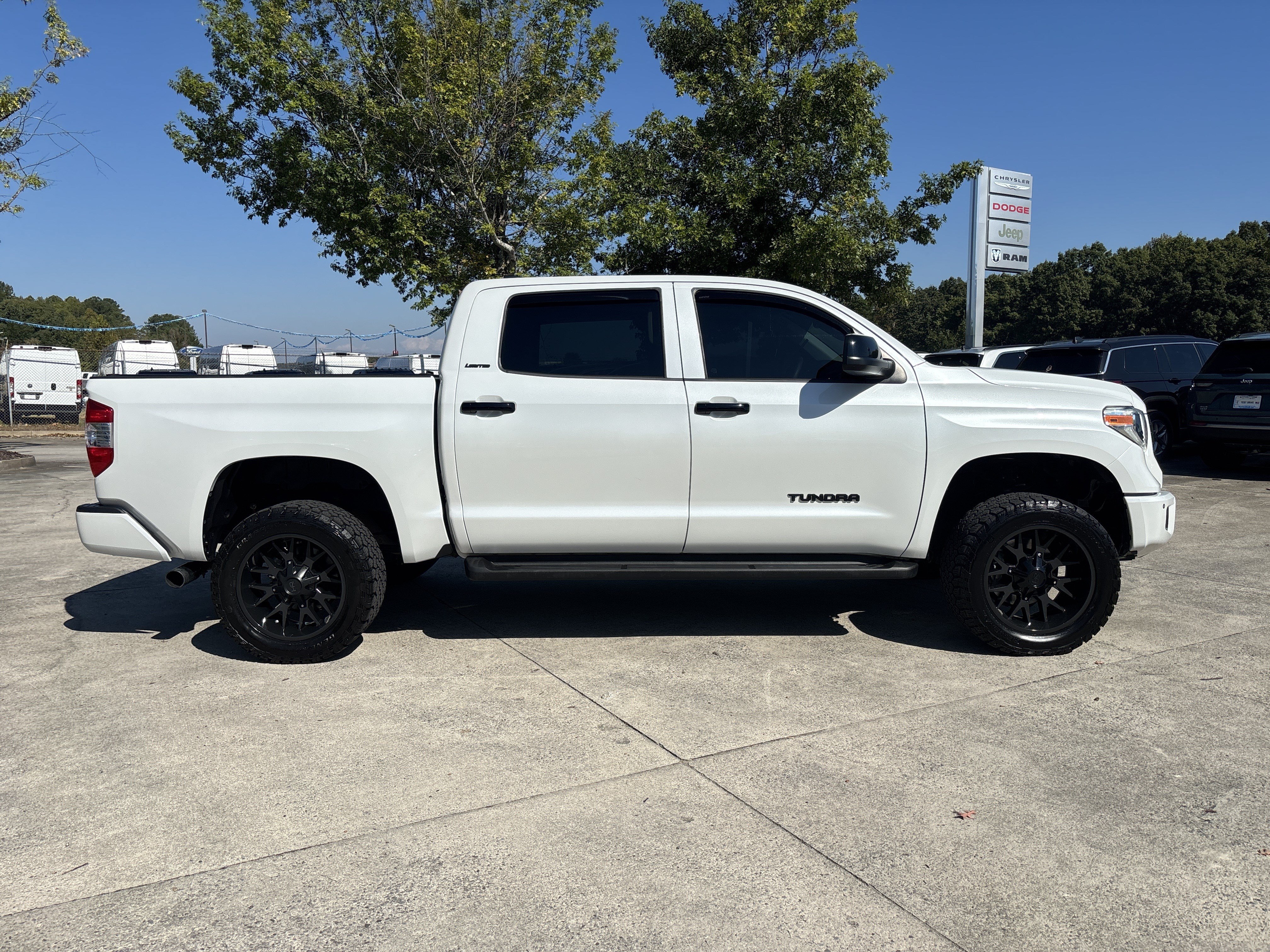 Used 2021 Toyota Tundra Limited w/ Limited Premium Package AWD/4WD image 10