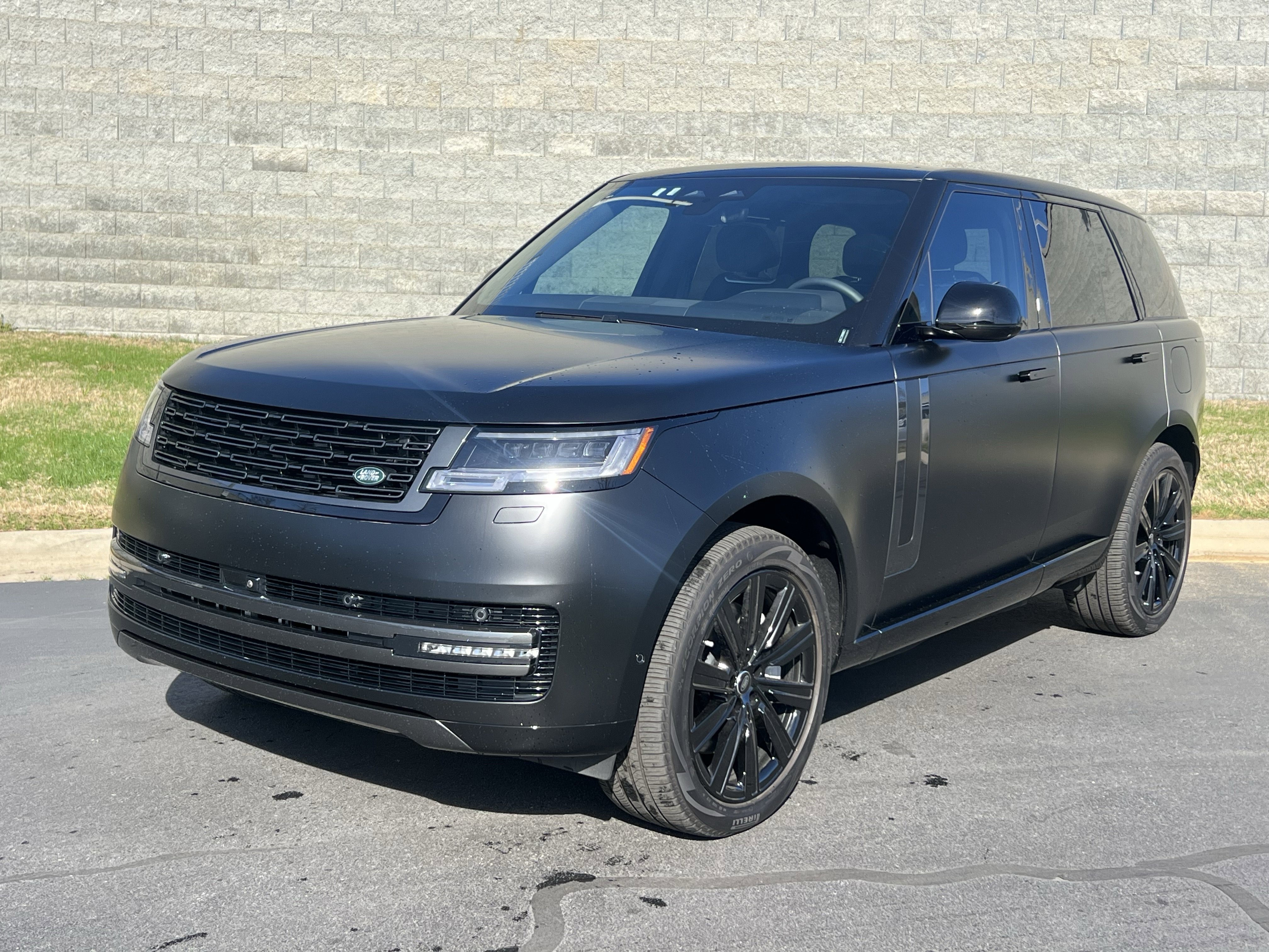 Used 2025 Land Rover Range Rover SE image 2