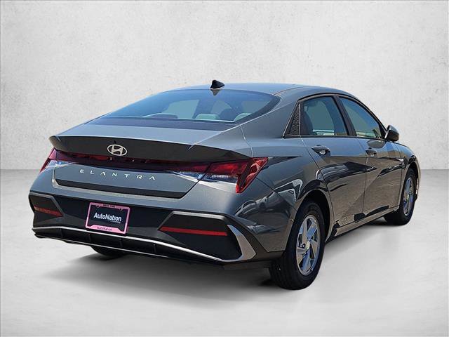 New 2026 Hyundai Elantra SE FWD image 2