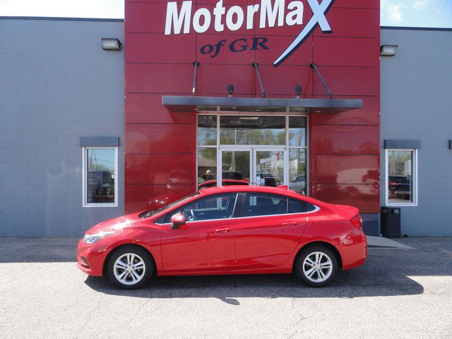 Used 2017 Chevrolet Cruze LT w/ Convenience Package FWD image 2