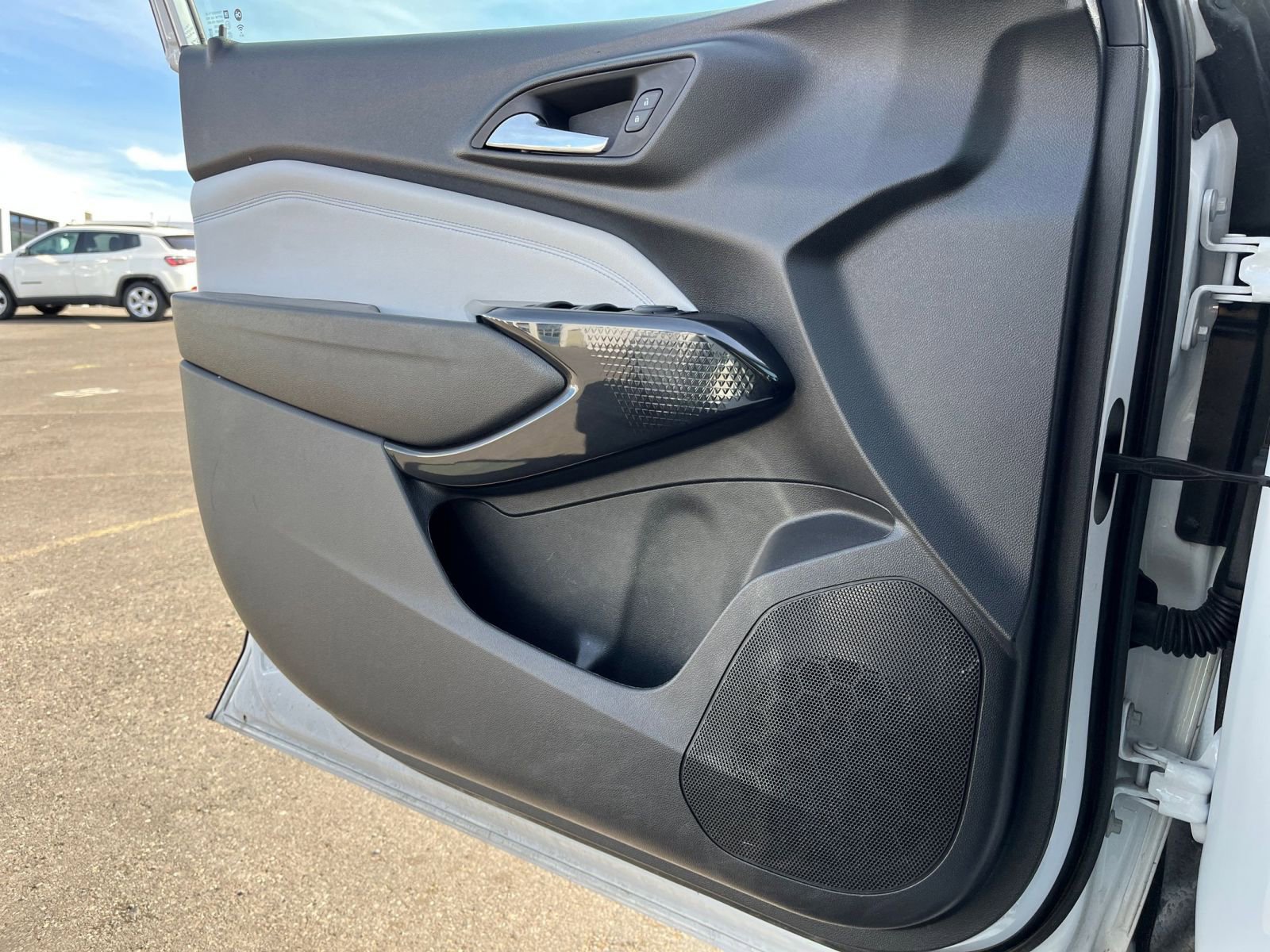 Used 2025 Chevrolet Trax LT FWD image 18