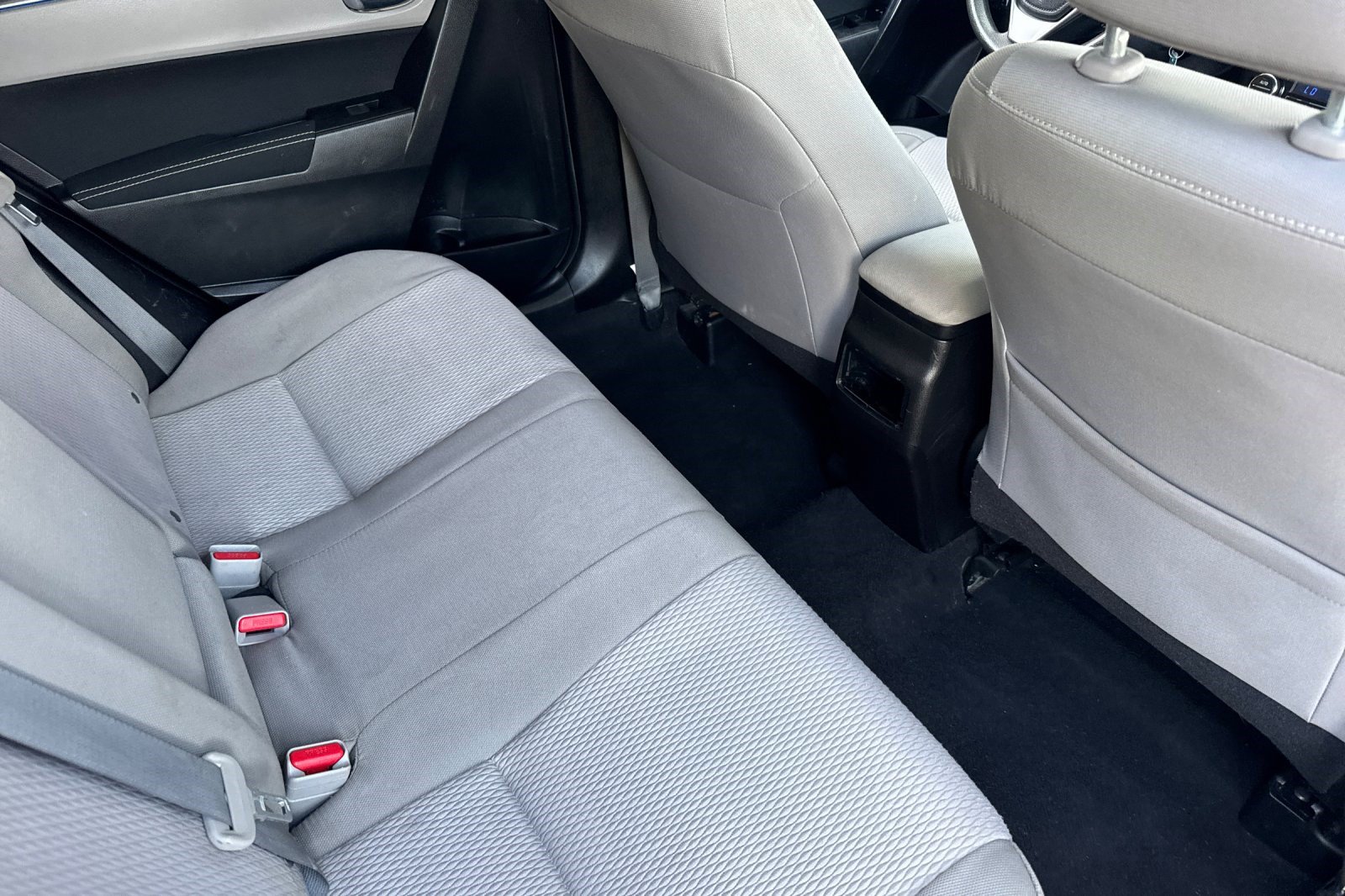 Used 2015 Toyota Corolla LE FWD image 30