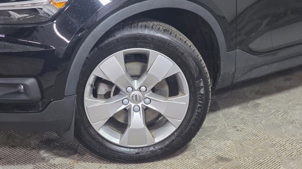 Used 2021 Volvo XC40 T5 Momentum w/ Climate Package image 2