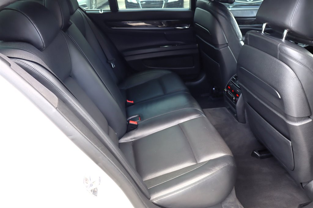 Used 2015 BMW 750i RWD image 19