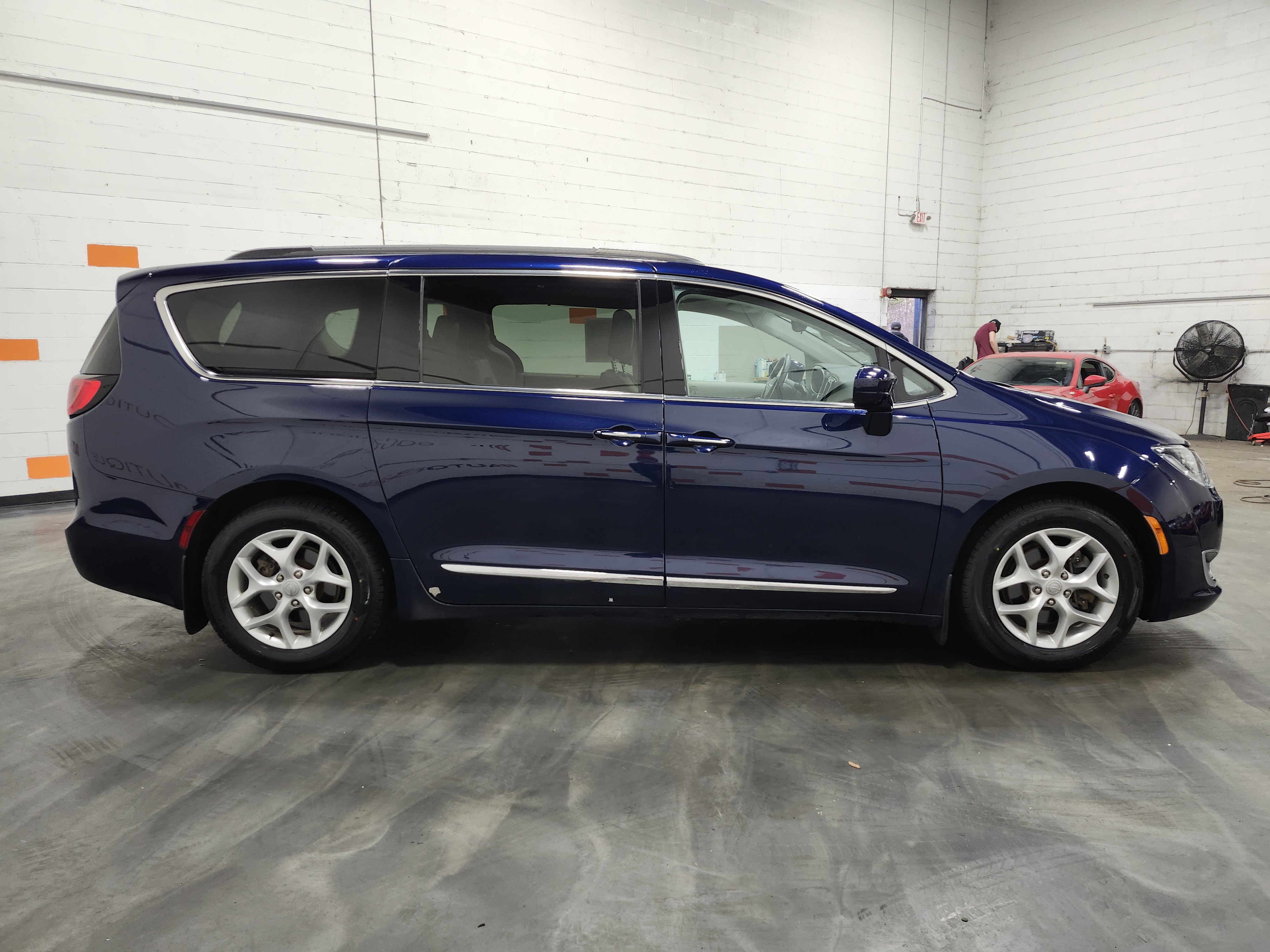 Used 2017 Chrysler Pacifica Touring-L w/ Tire & Wheel Group image 18