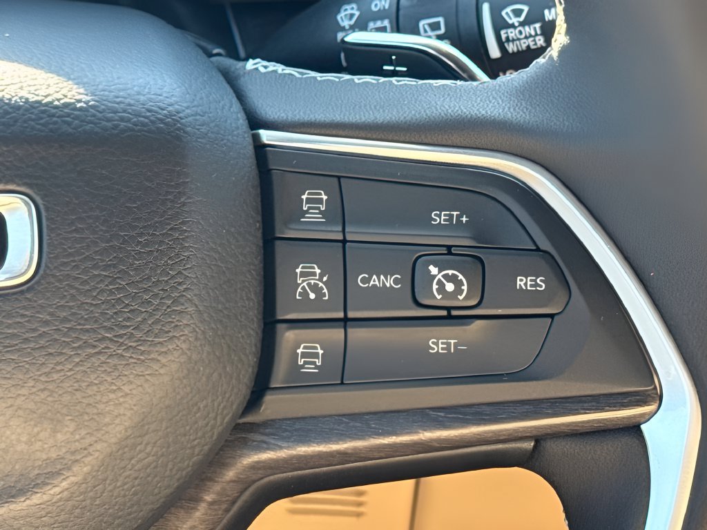Used 2025 Jeep Grand Cherokee Limited AWD/4WD image 17