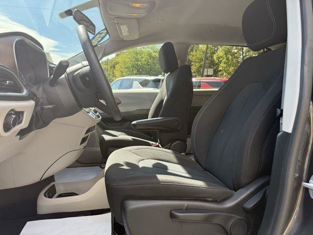 Used 2021 Chrysler Voyager L image 8