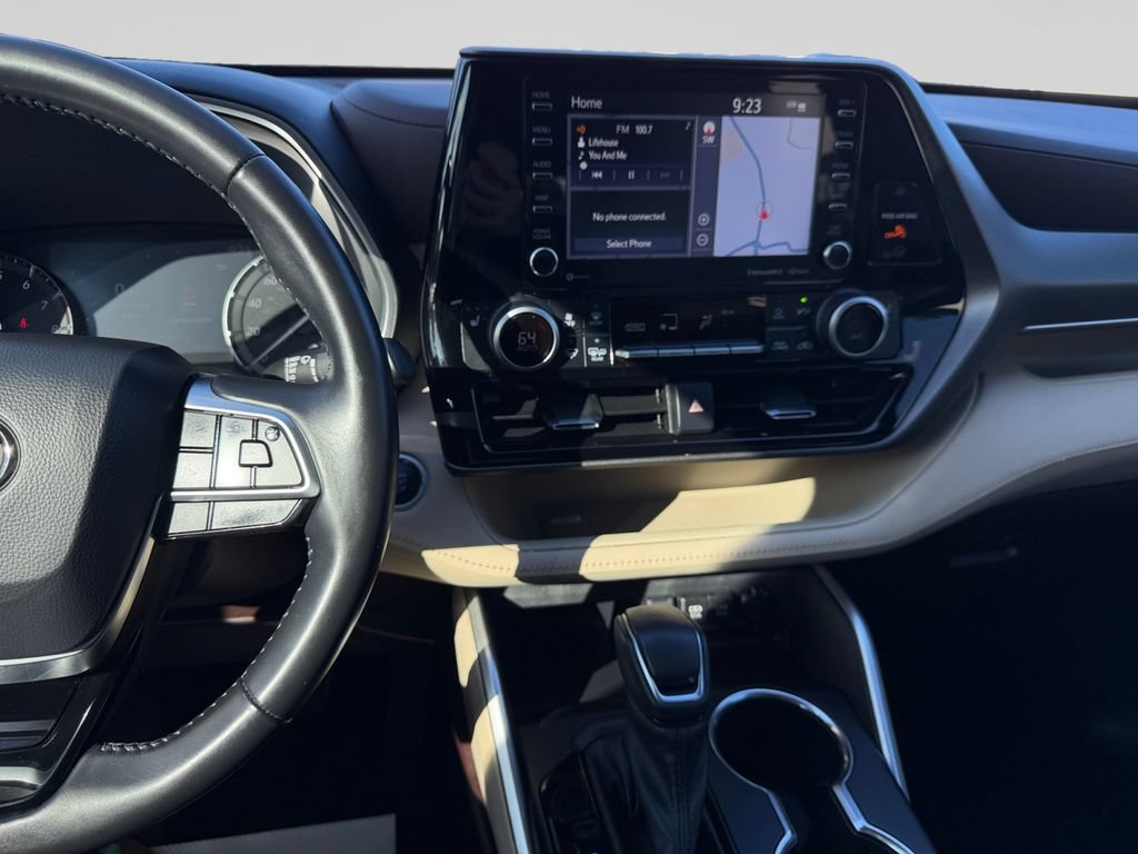 Used 2021 Toyota Highlander XLE AWD/4WD image 12