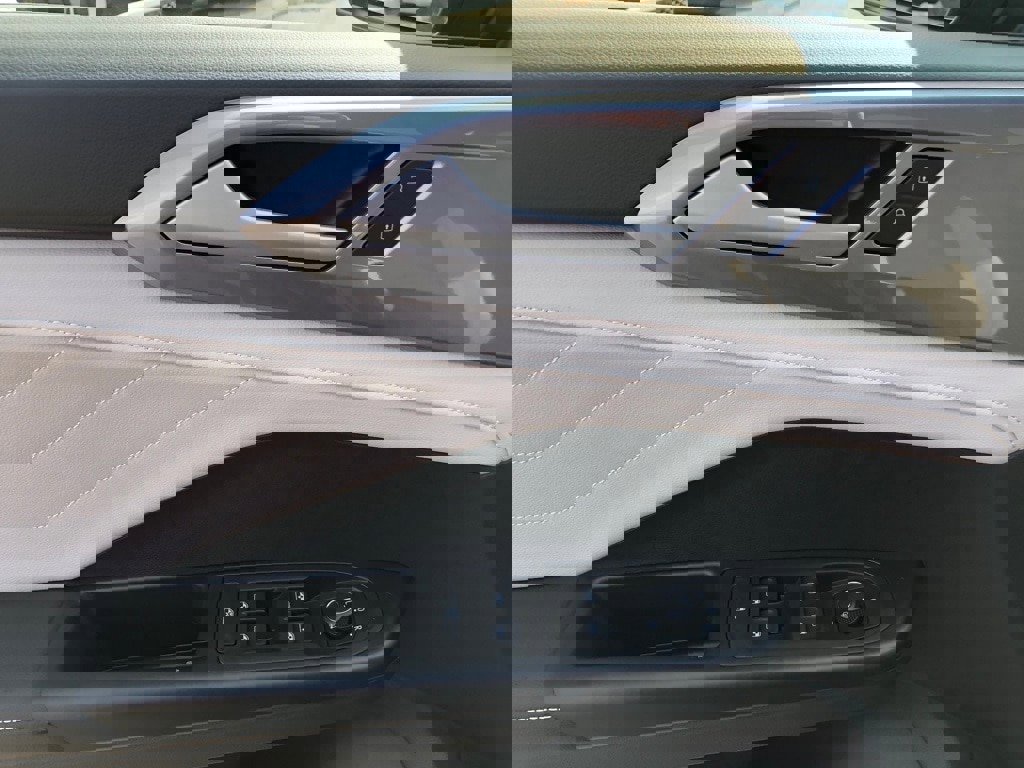 New 2025 Volkswagen Taos SEL image 11