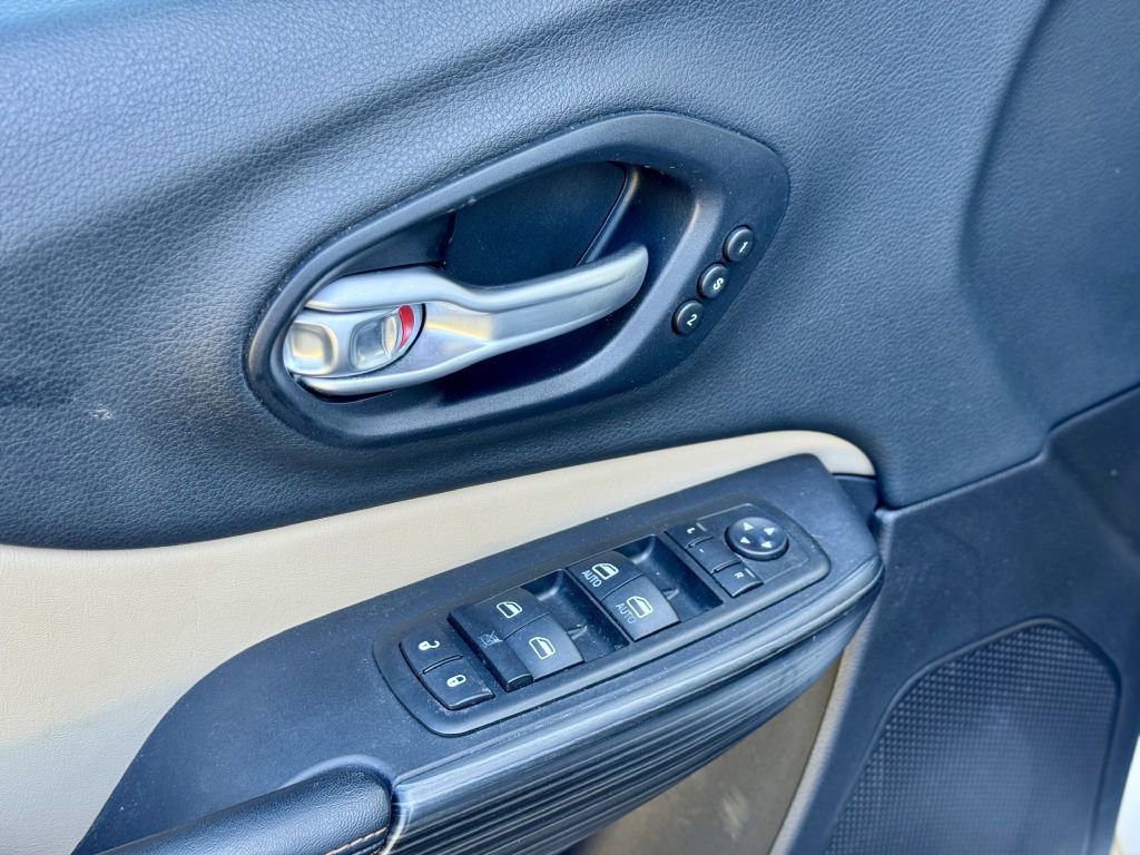 Used 2015 Jeep Cherokee Limited w/ Luxury Group FWD image 14