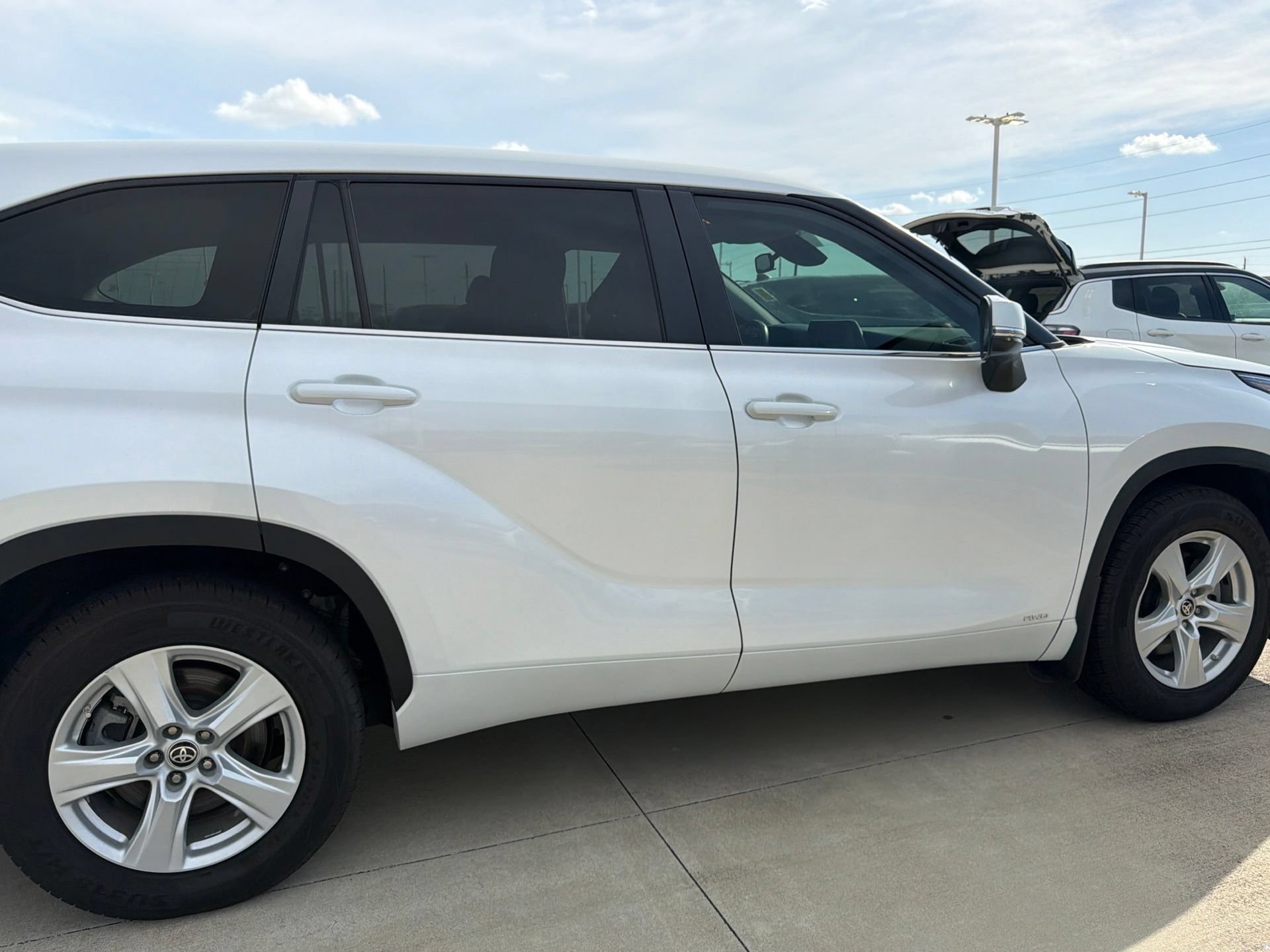 Used 2023 Toyota Highlander LE AWD/4WD image 2