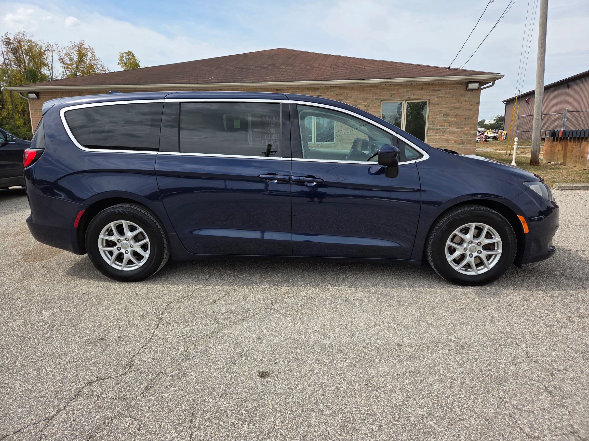 Used 2017 Chrysler Pacifica Touring image 4