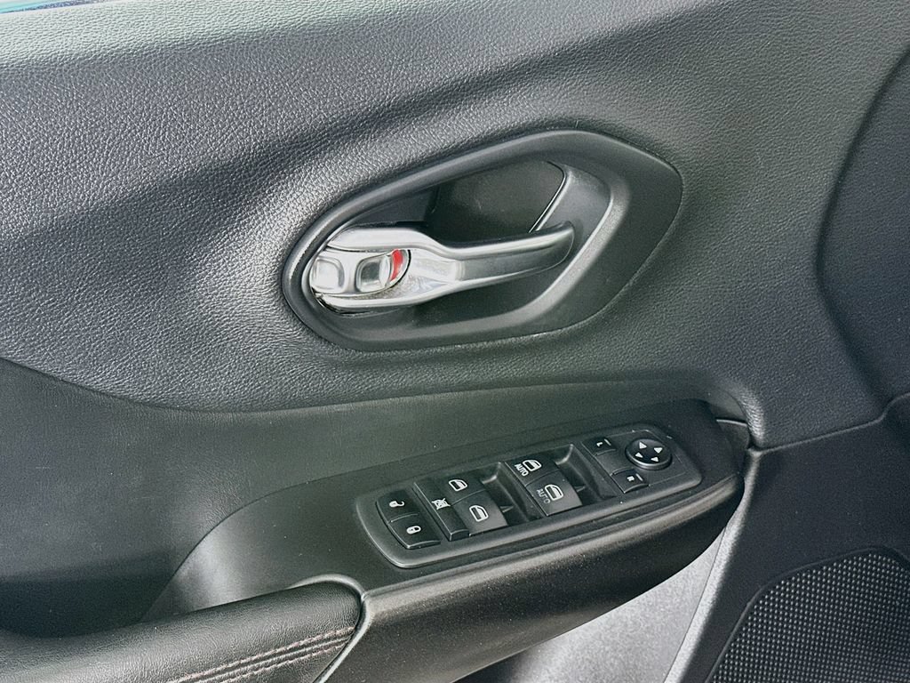 Used 2019 Jeep Cherokee Trailhawk w/ Cold Weather Group AWD/4WD image 23