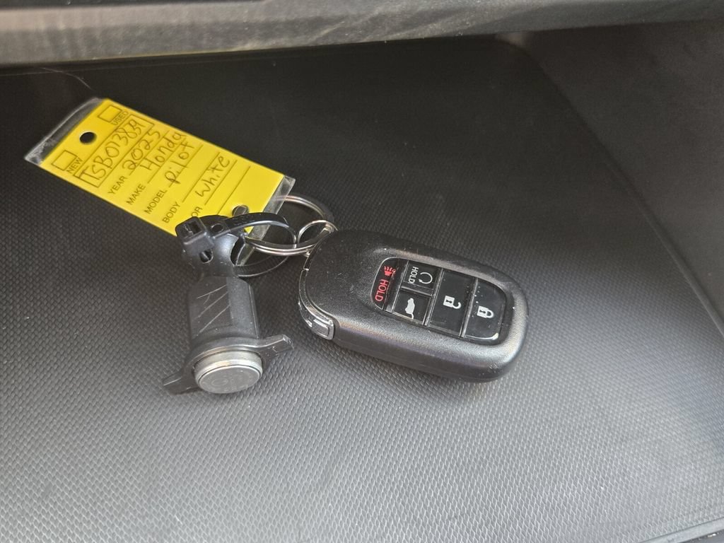 Certified 2025 Honda Pilot Sport image 17