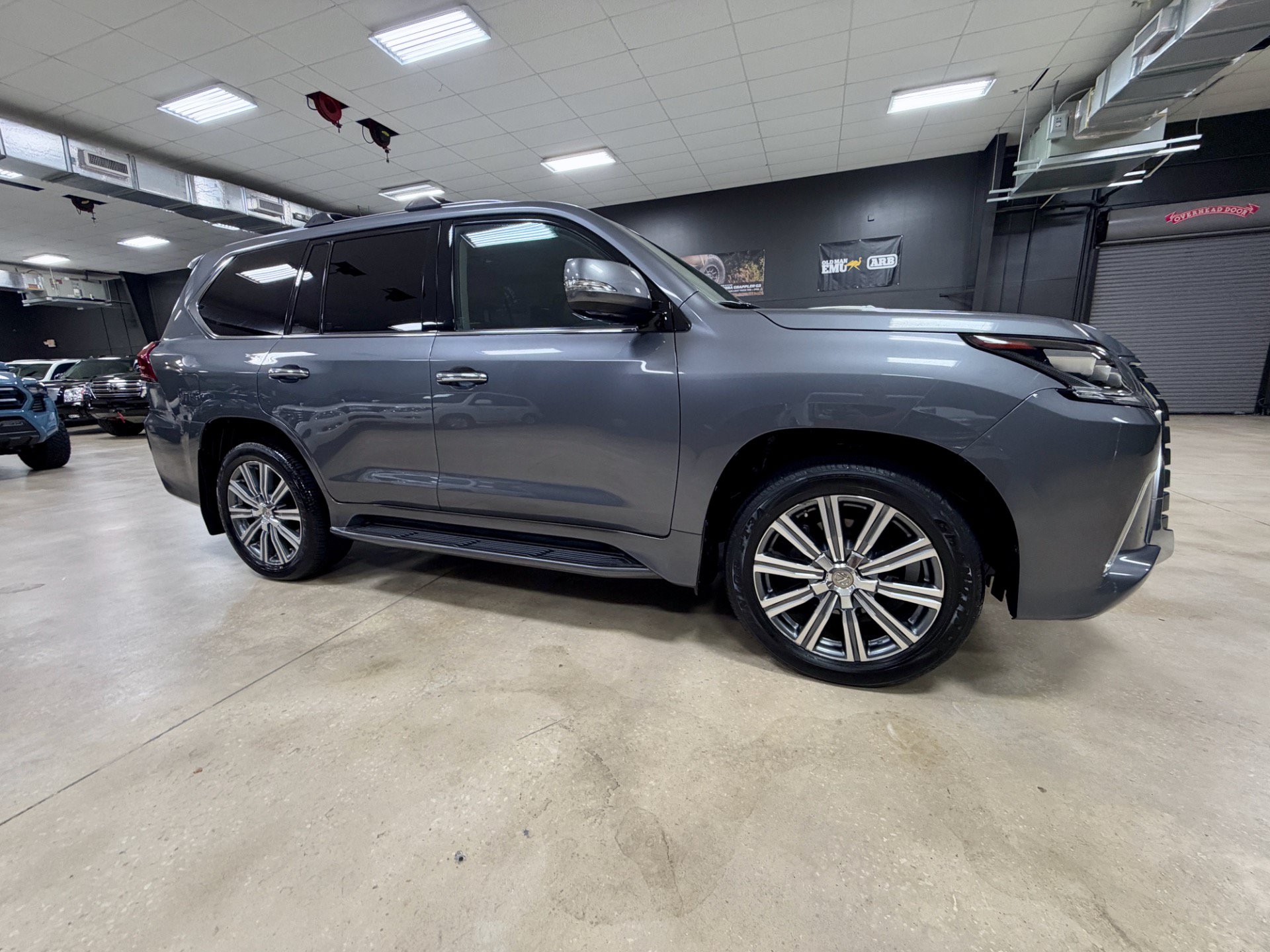 Used 2017 Lexus LX 570 4WD w/ Luxury Package image 5