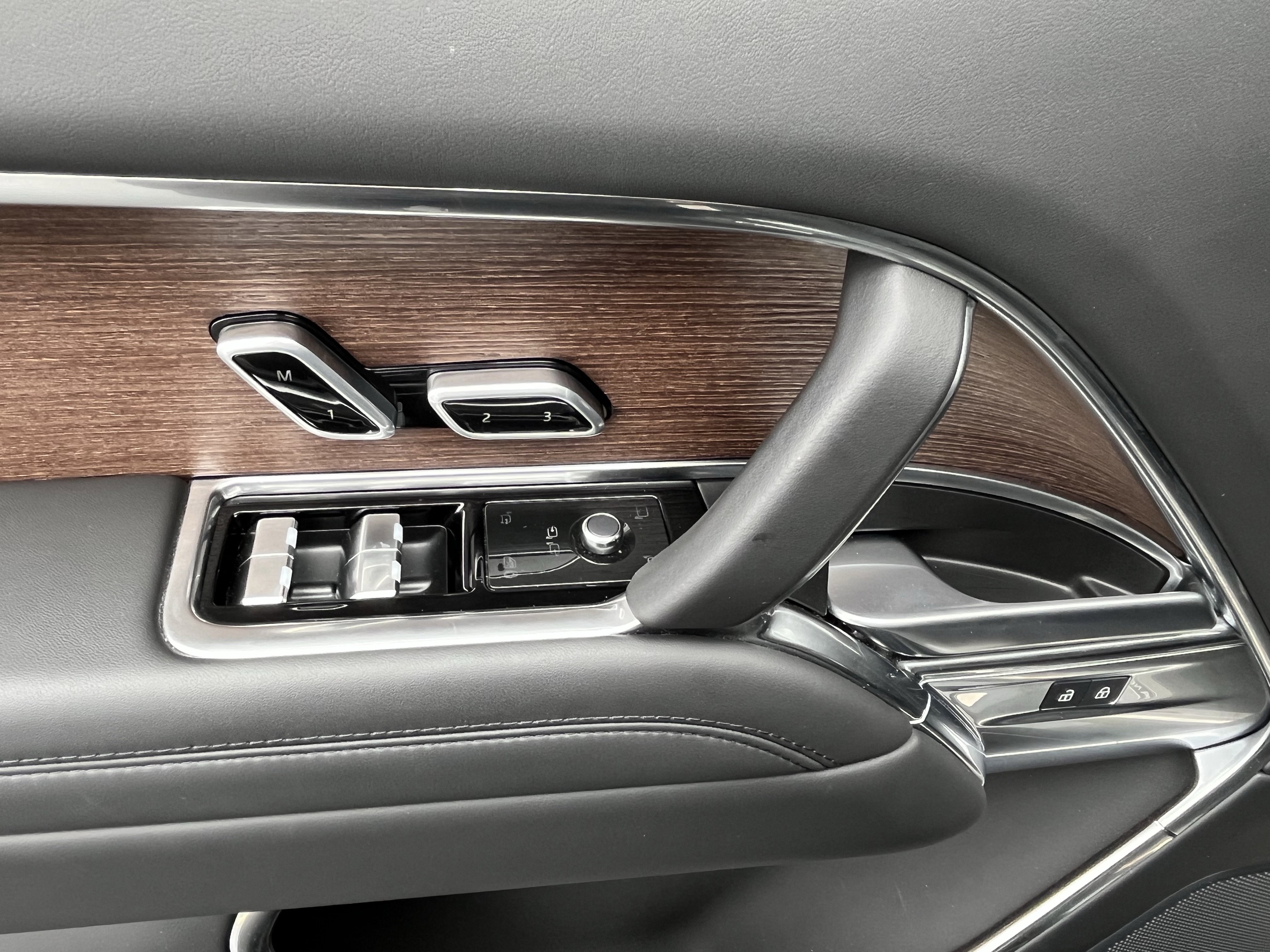 Certified 2025 Land Rover Range Rover Long Wheelbase SE image 13