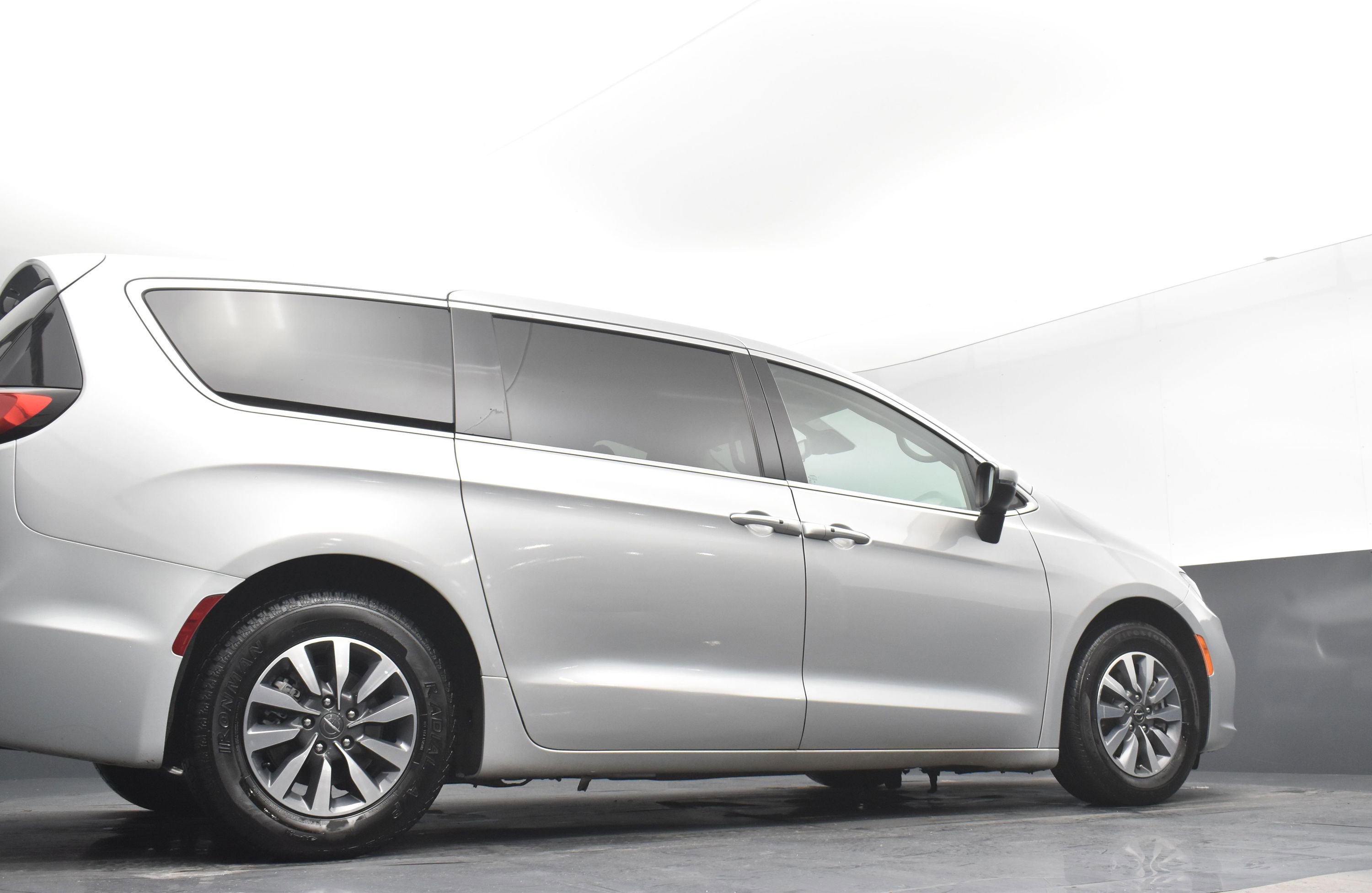 Used 2023 Chrysler Pacifica Touring-L image 26