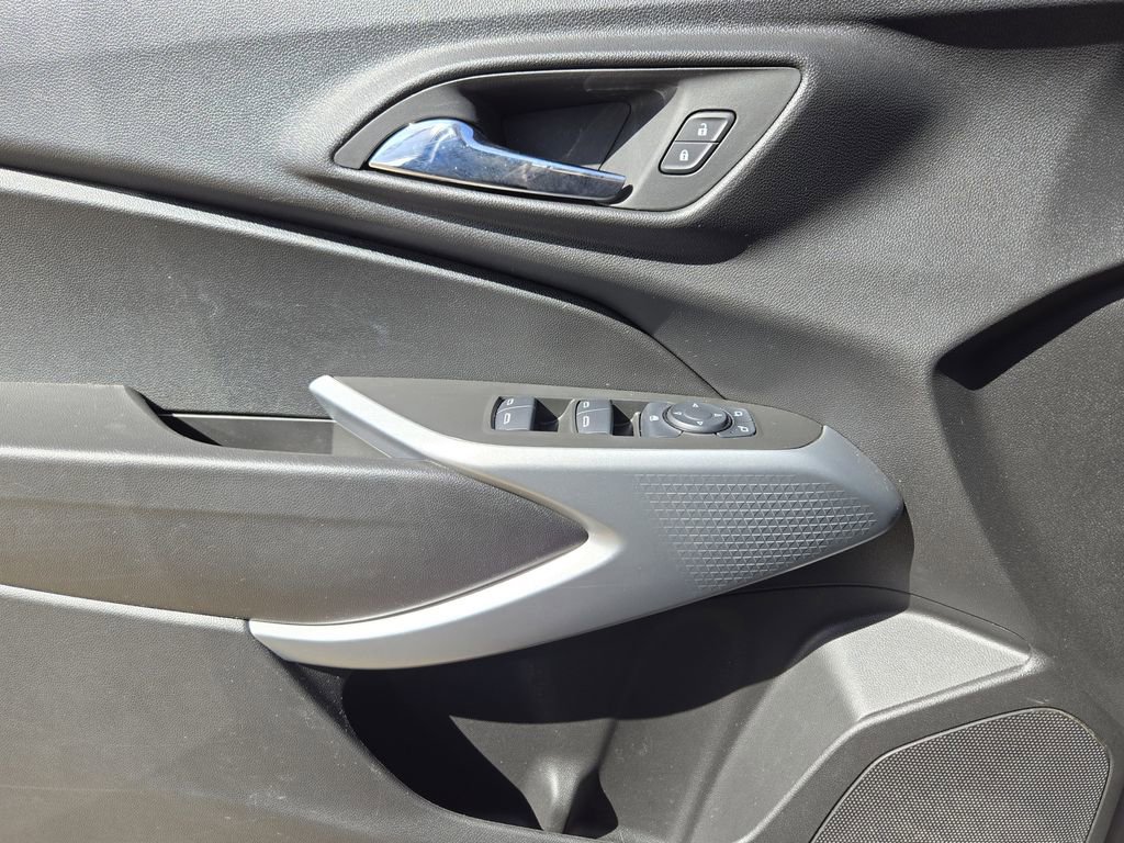 Used 2025 Chevrolet Trax LS w/ LS Convenience Package image 19