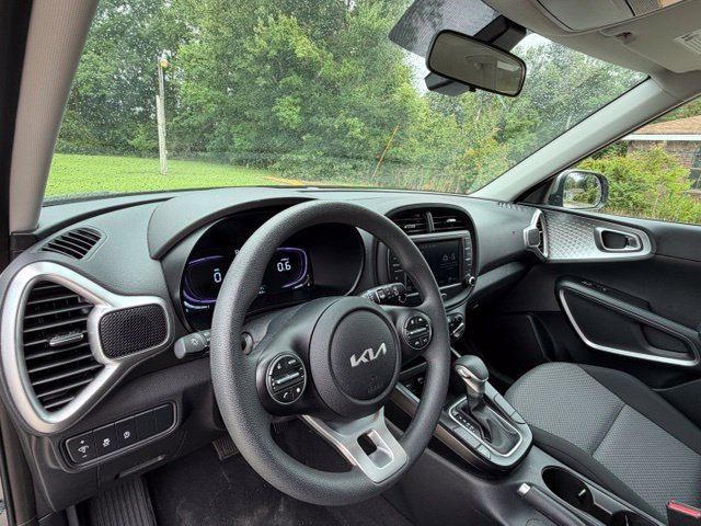 Used 2025 Kia Soul LX w/ LX Technology Package FWD image 13