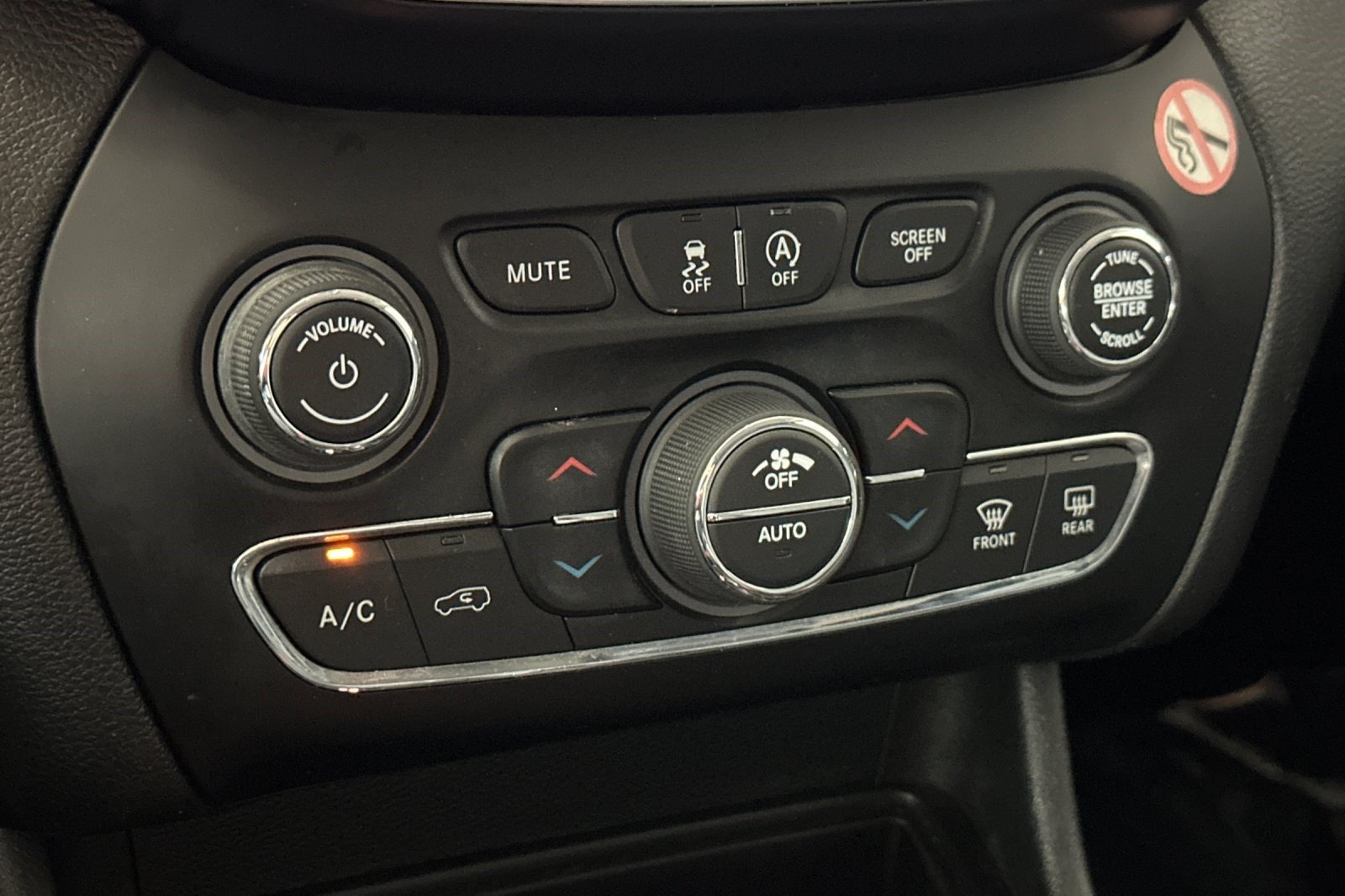 Used 2019 Jeep Cherokee Limited FWD image 19