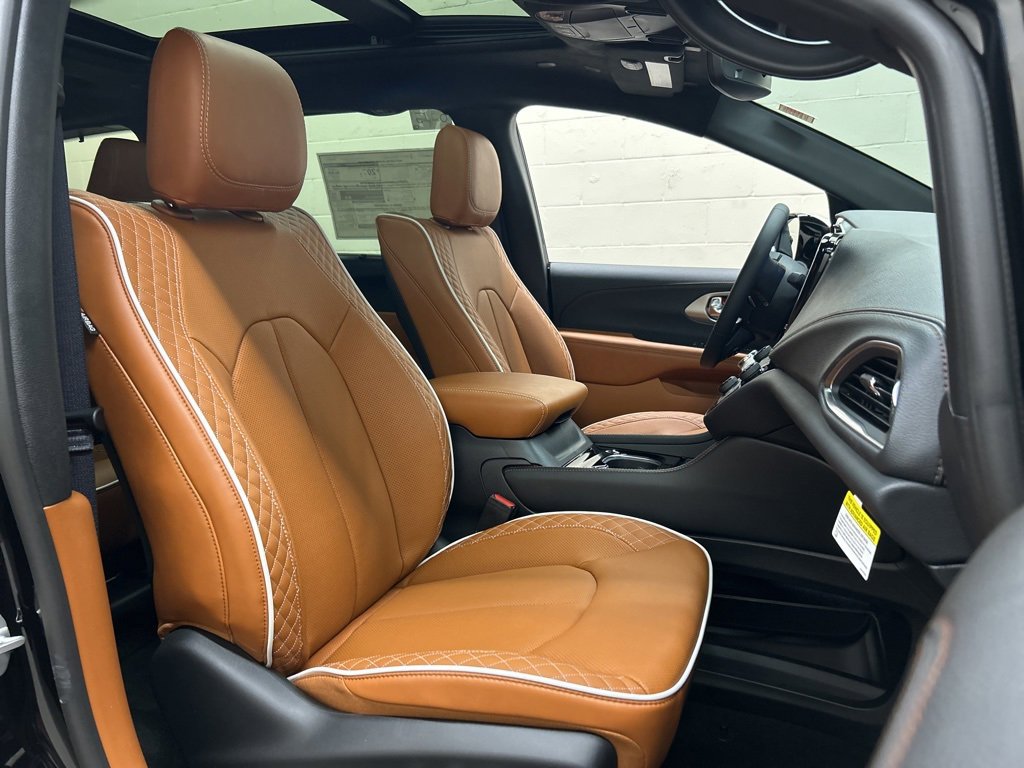 New 2026 Chrysler Pacifica Pinnacle image 12