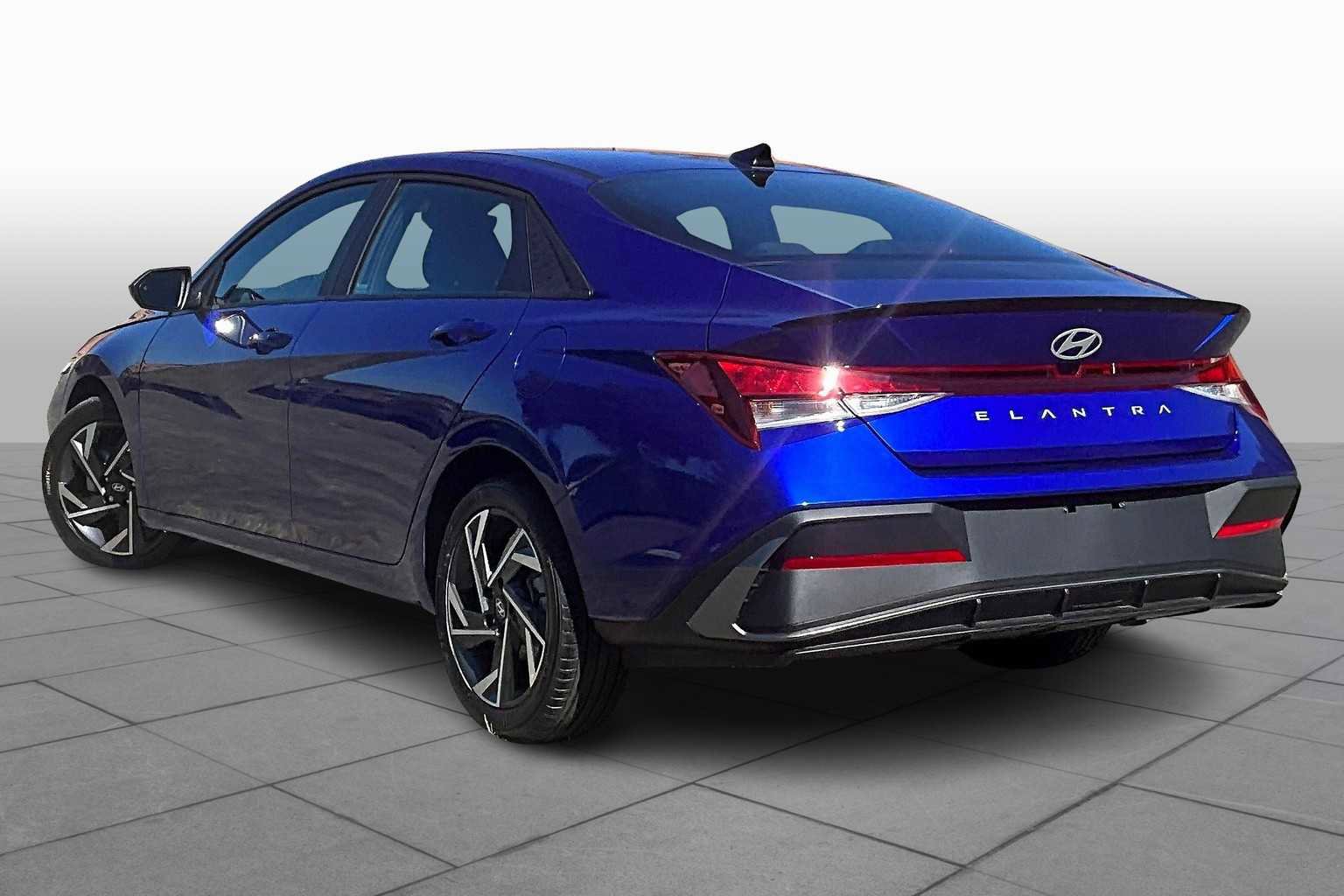 Used 2025 Hyundai Elantra Sport image 11