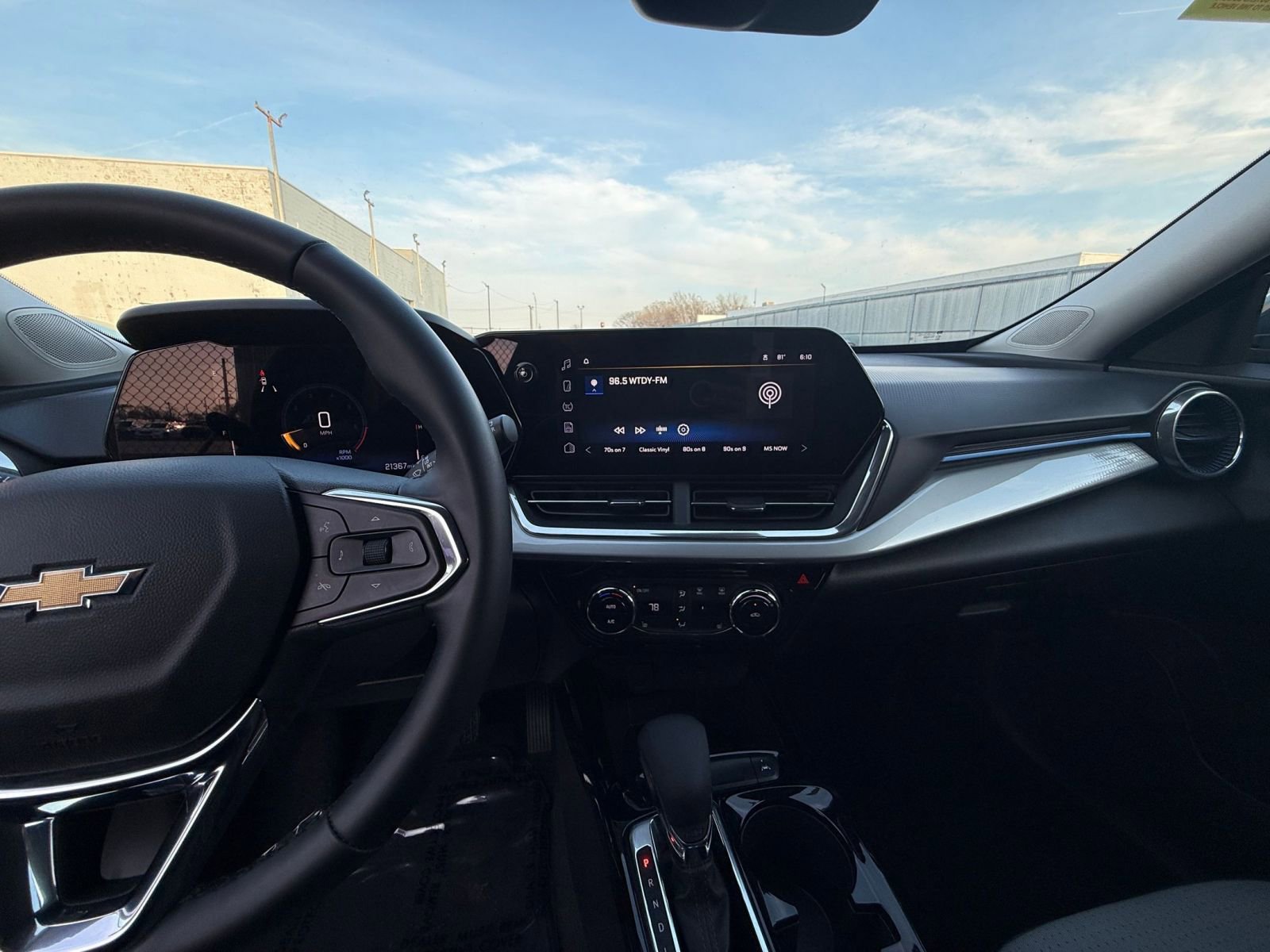 Used 2025 Chevrolet Trax LT w/ LT Convenience Package image 17