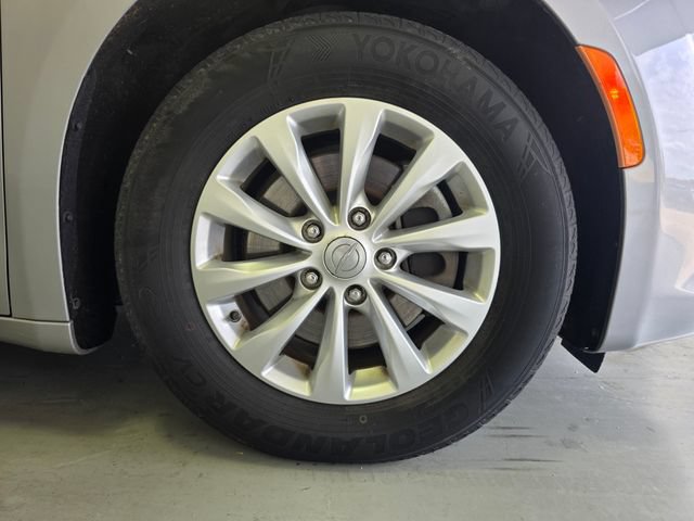 Used 2018 Chrysler Pacifica Touring-L FWD image 33