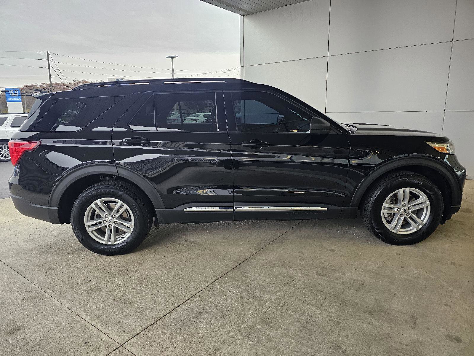 Used 2022 Ford Explorer XLT image 6