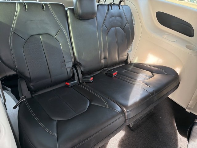 Used 2024 Chrysler Pacifica Touring-L image 8
