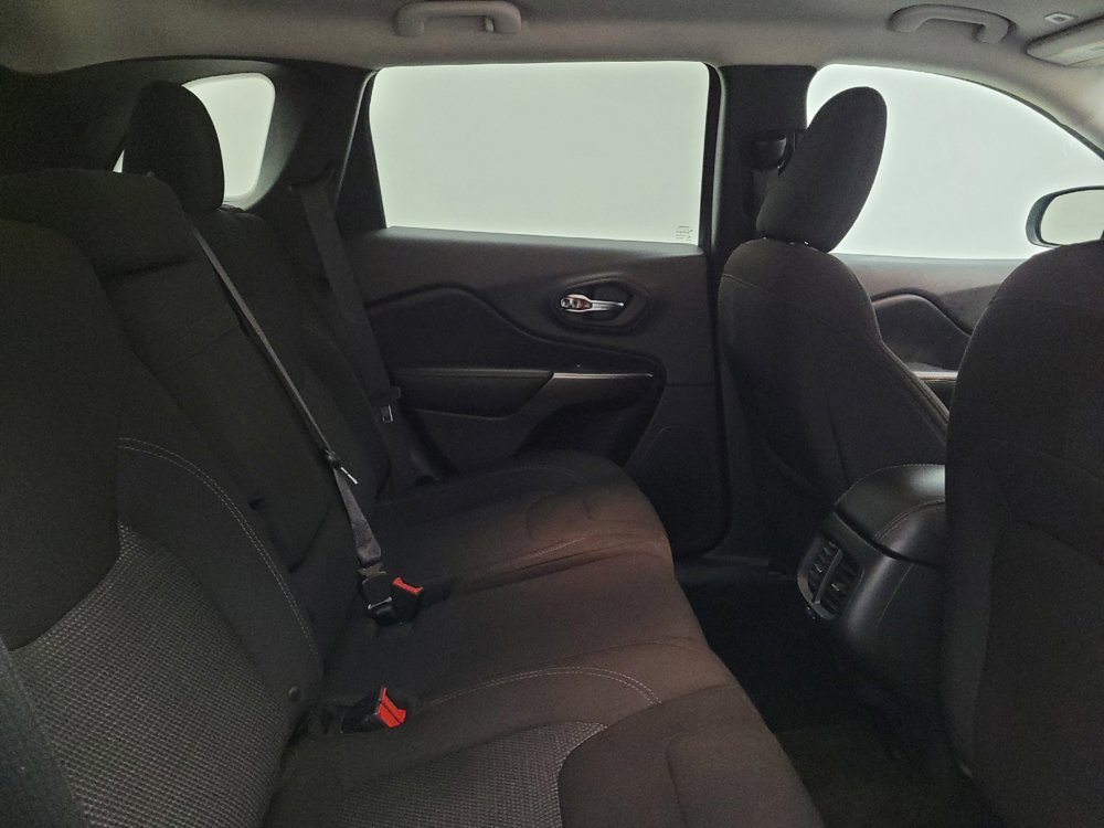 Used 2019 Jeep Cherokee Latitude w/ Cold Weather Group AWD/4WD image 19