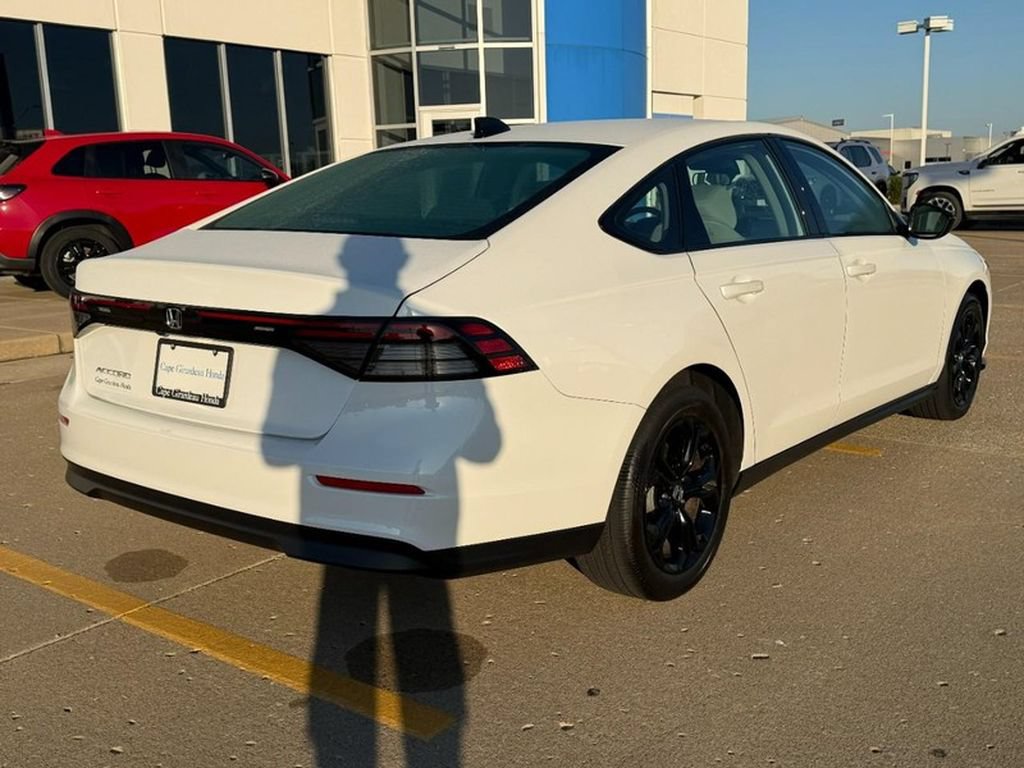 Certified 2025 Honda Accord SE image 3