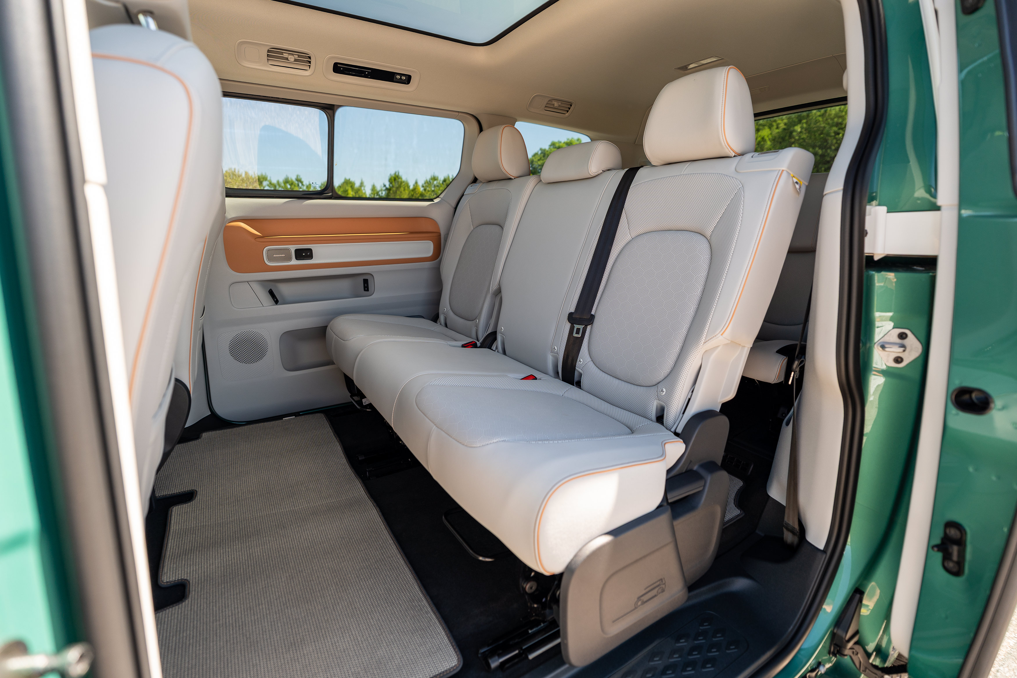 Used 2025 Volkswagen ID. Buzz Pro S Plus w/ Cupholders Package RWD image 19