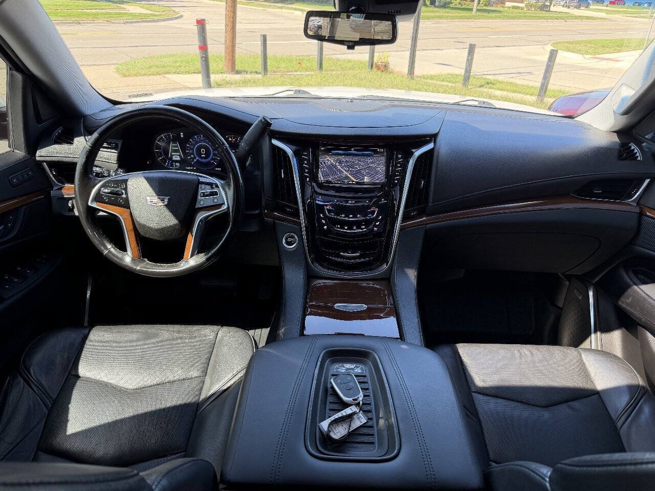 Used 2018 Cadillac Escalade Luxury AWD/4WD image 10