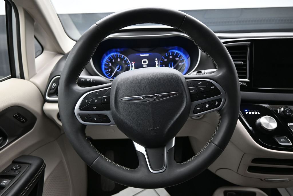Used 2023 Chrysler Pacifica Touring-L FWD image 14