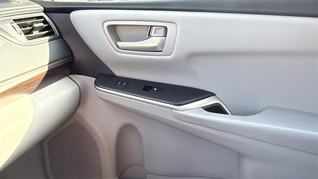 Used 2017 Toyota Camry LE image 25