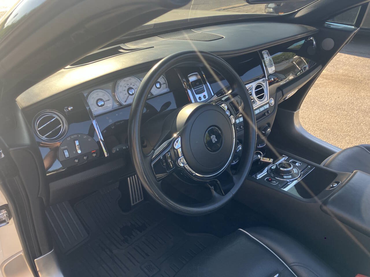 Used 2018 Rolls-Royce Dawn RWD image 39
