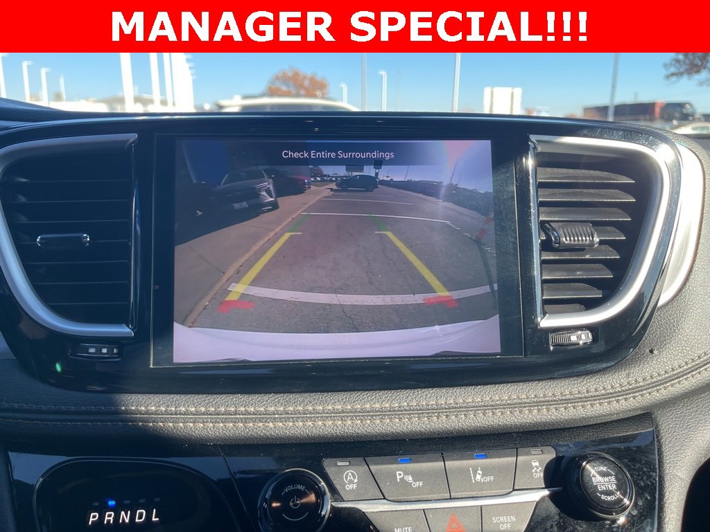 Used 2025 Chrysler Pacifica Limited image 29