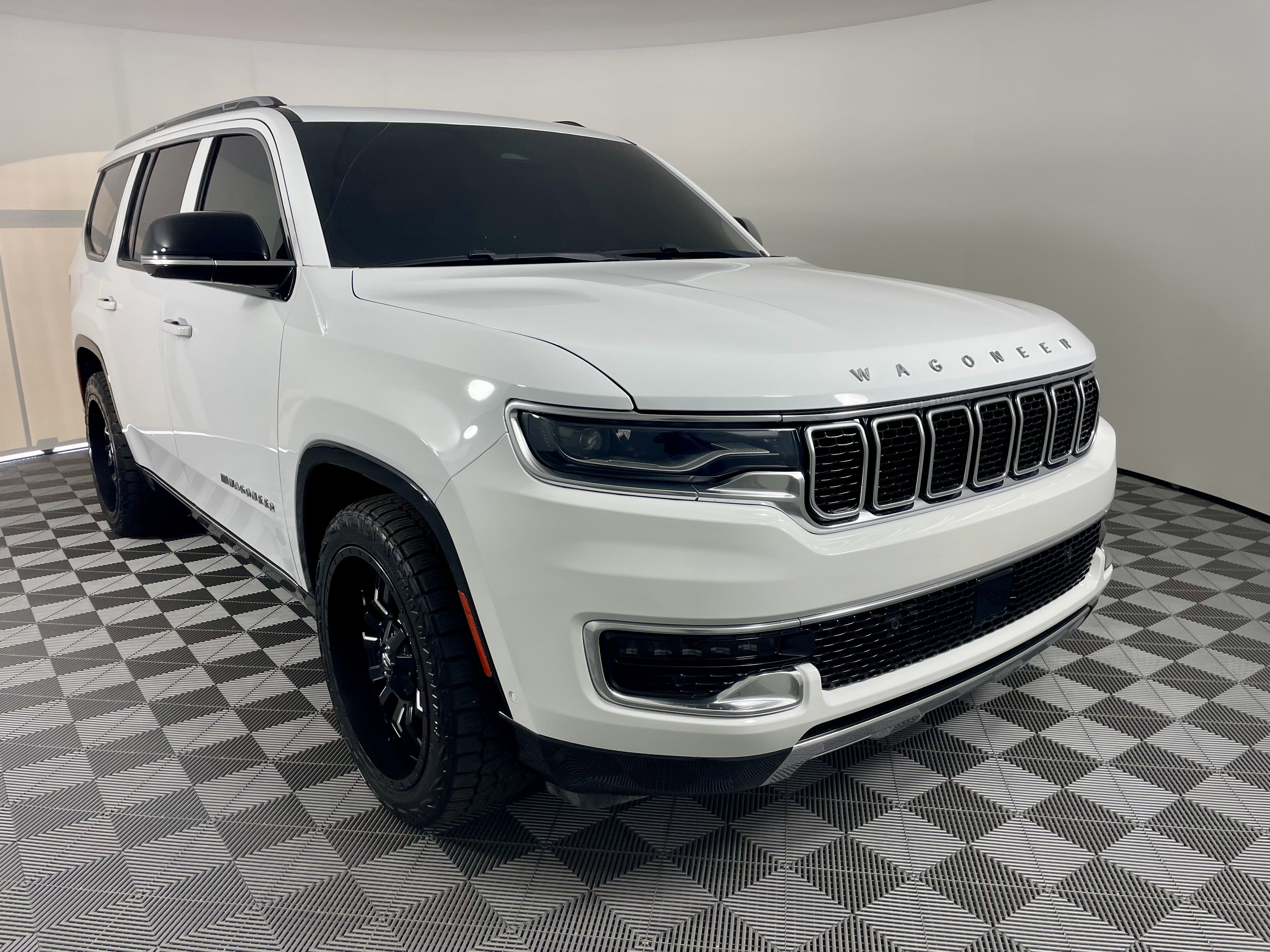 Certified 2023 Jeep Wagoneer Series III w/ Premium Group I AWD/4WD image 7