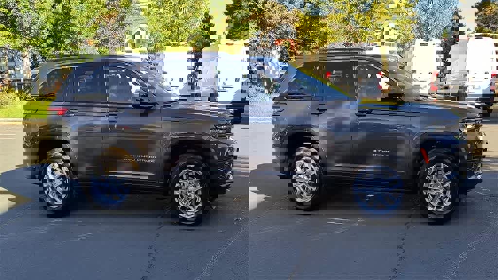 New 2025 Jeep Grand Cherokee Laredo X w/ Luxury Tech Group I image 2