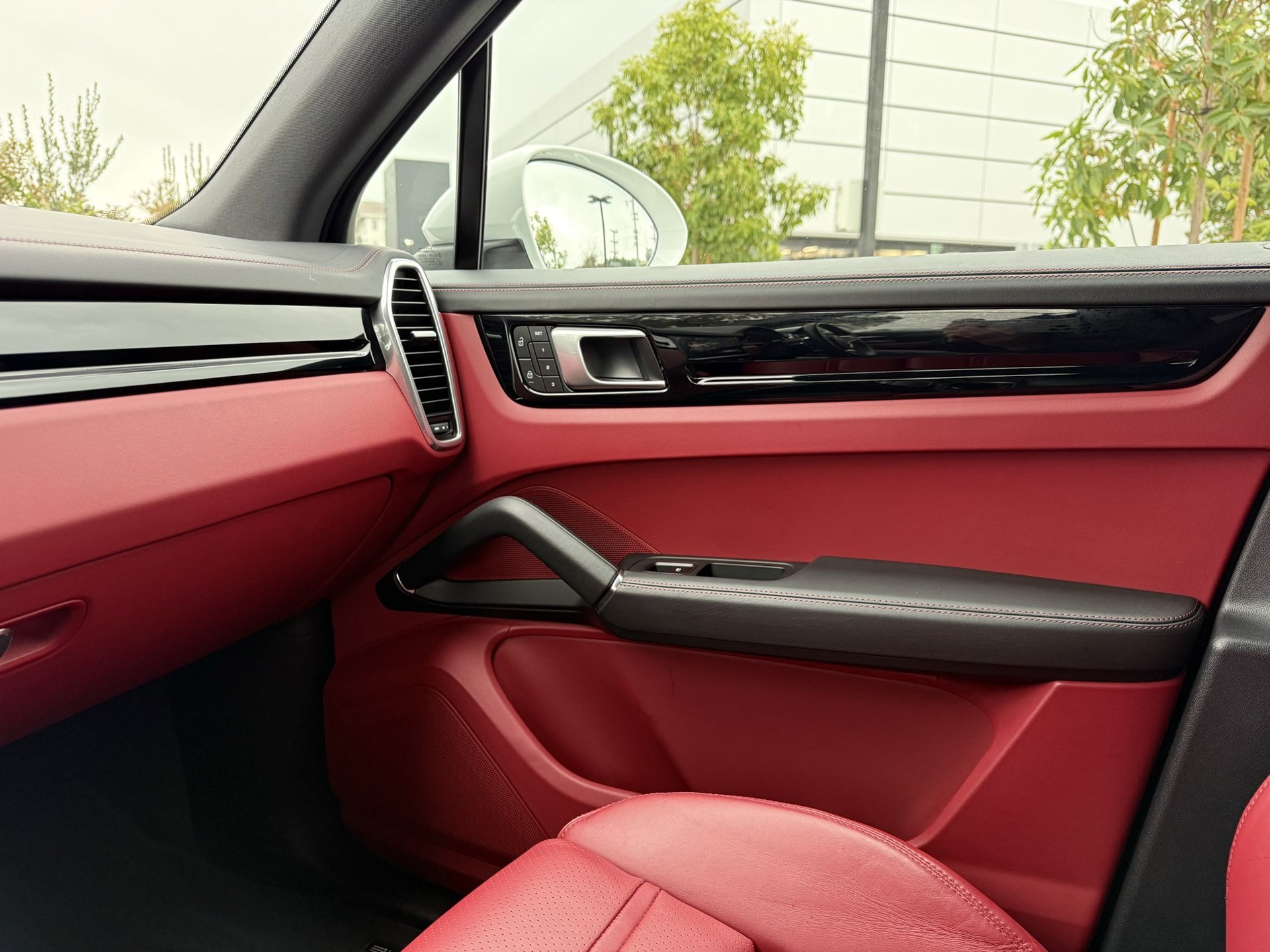 Used 2023 Porsche Cayenne image 24