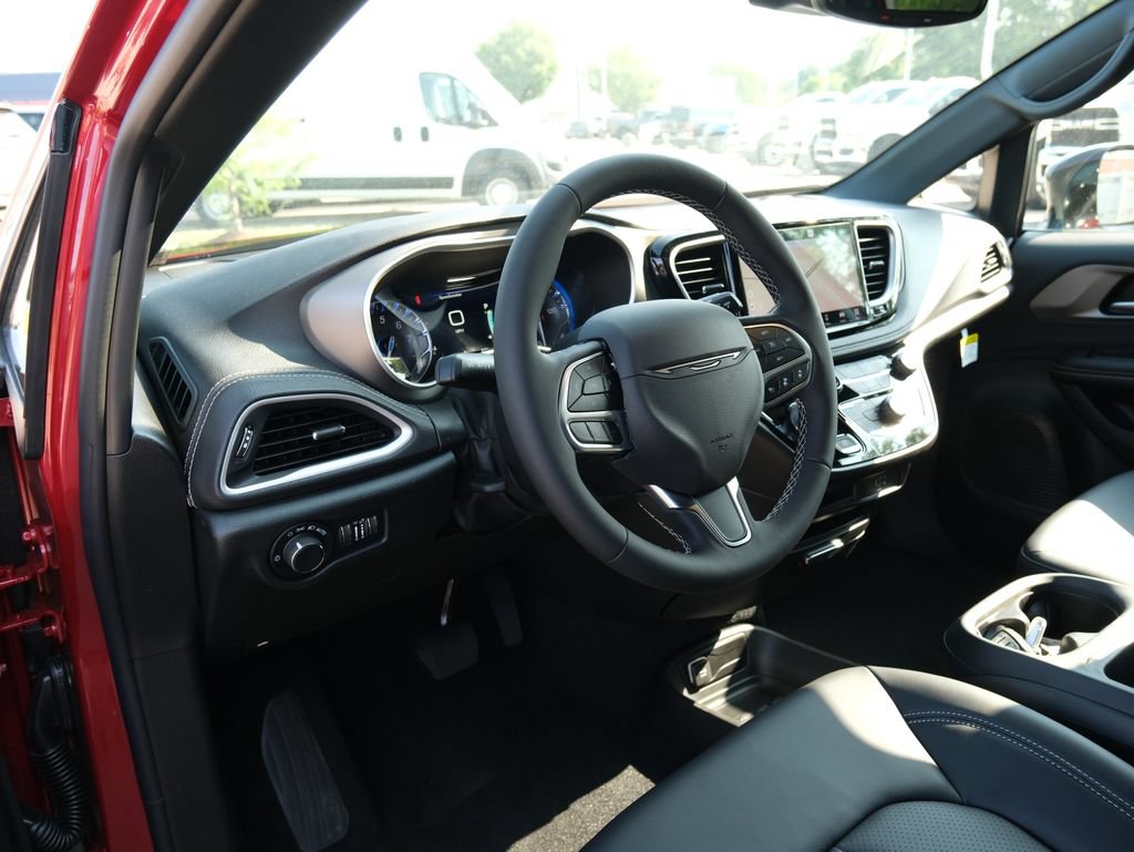 New 2027 Chrysler Pacifica Select w/ Family Tech Group FWD image 4