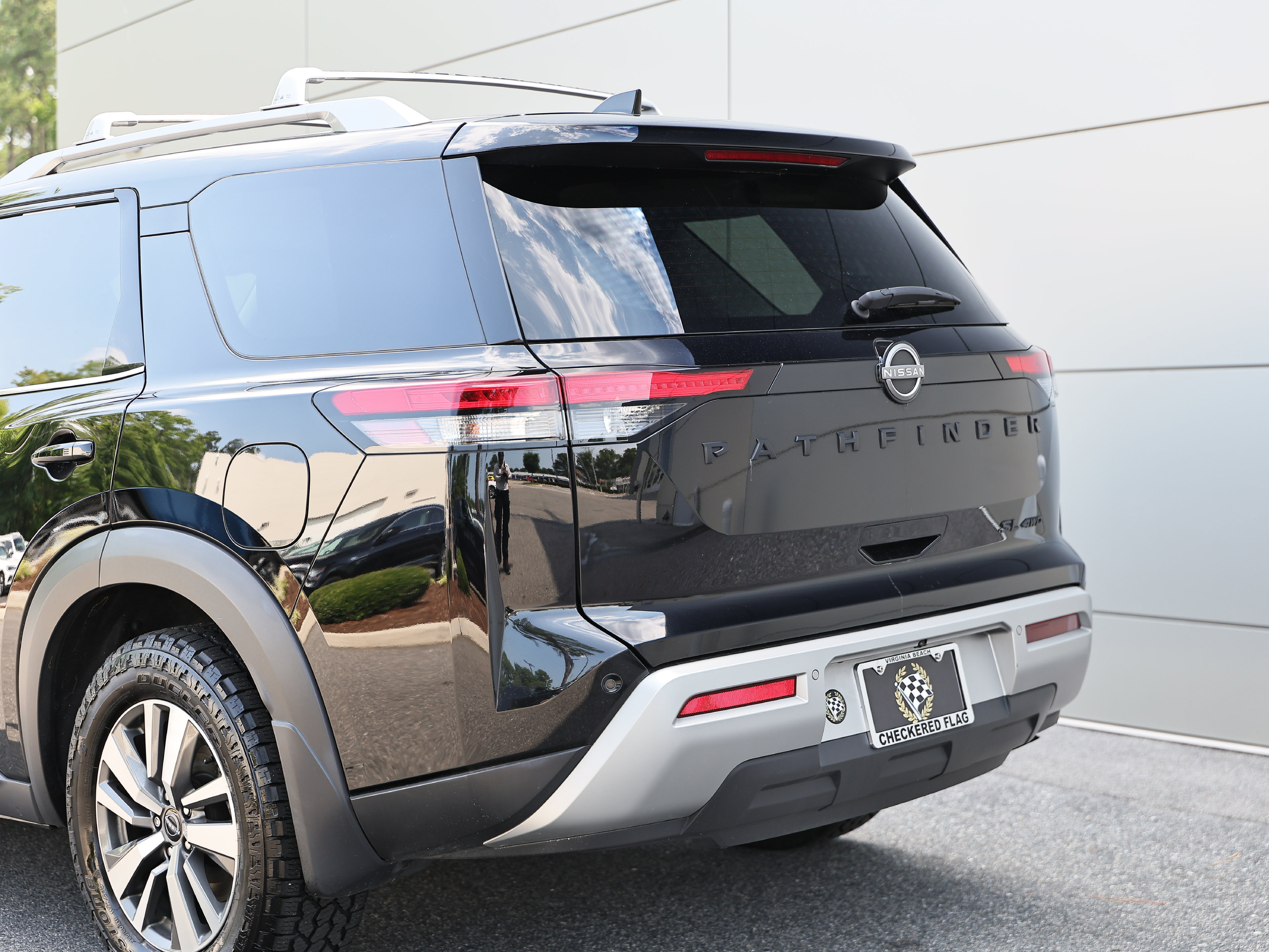 Used 2023 Nissan Pathfinder SL w/ Black Appearance Package AWD/4WD image 10