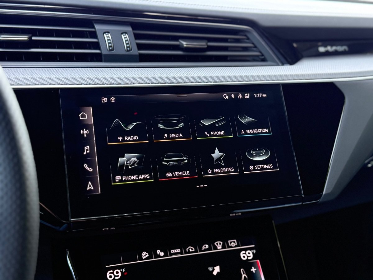 Used 2024 Audi SQ8 e-tron Prestige w/ Prestige Package AWD/4WD image 31